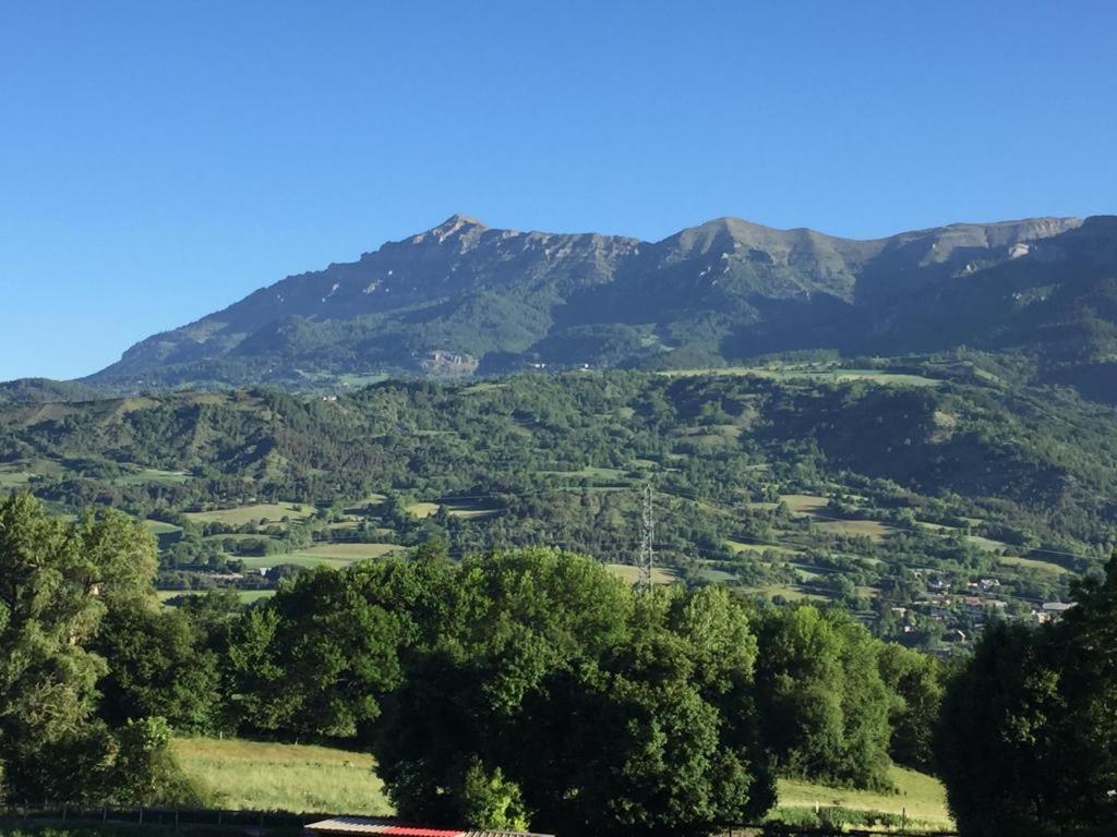 Appartement Offrant Une Magnifique Vue Des Montagnes Saint-Leger-les-Melezes Luaran gambar
